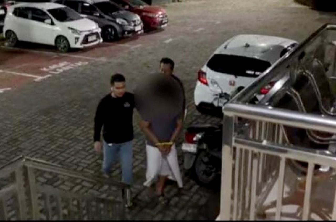 Foto: Pelaku penusukan di Kecamatan Panceng saat diringkus Satreskrim Polres Gresik. (Humas Polres Gresik/jatimnow.com)