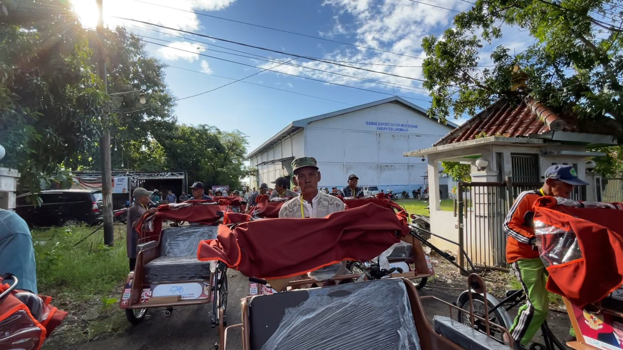 Foto: Ratusan tukang becak di Lamongan usai mengambil unit becak listrik bantuan Presiden Prabowo. (Adyad Ammy Iffansah/jatimnow.com)