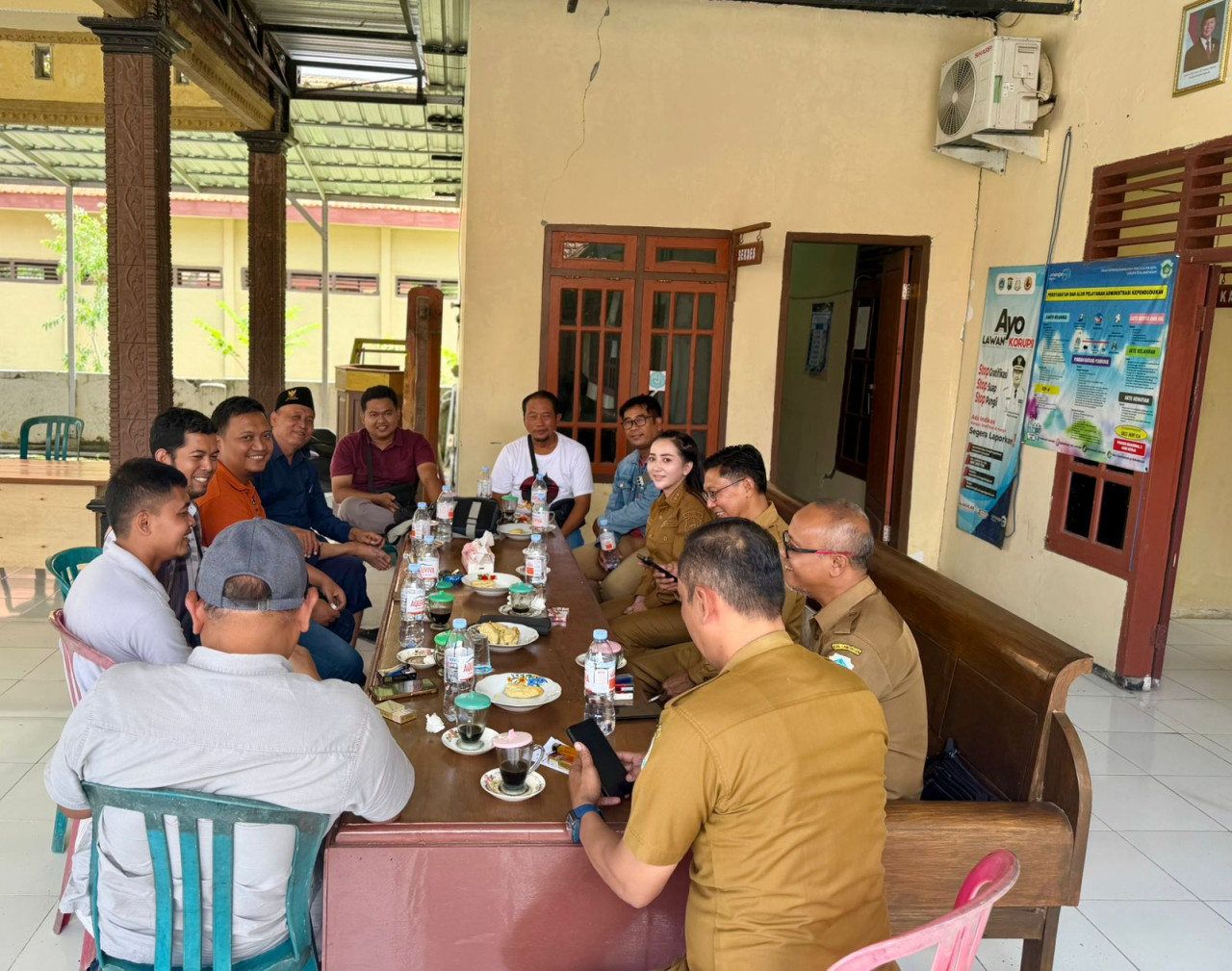 Persiapan agenda khitan massal dalam rangkaian peringatan HPN 2026 oleh PWI Lamongan (foto: Adyad Ami/jatimnow.com)