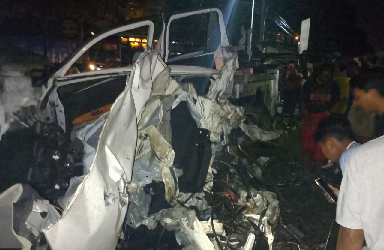 Foto: Kondisi mobil laka maut di Babat Lamongan. (Humas Polres Lamongan/jatimnow.com)