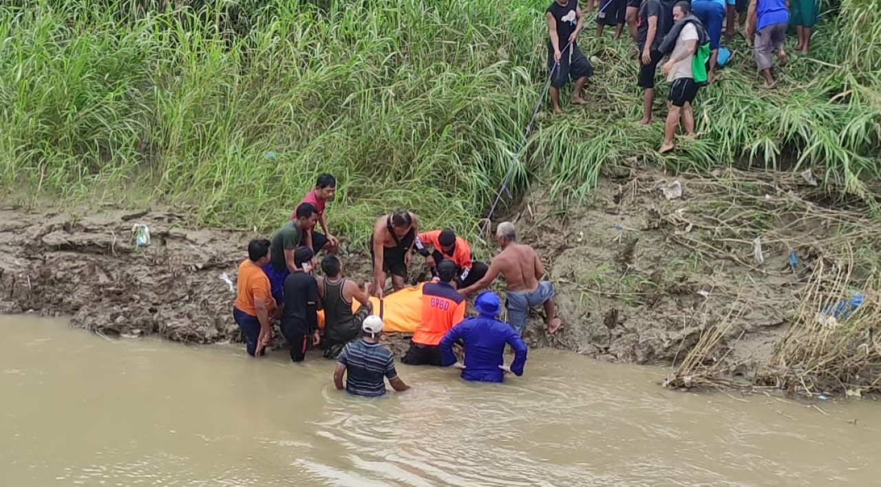 Proses evakuasi bocah tenggelam di Kali Lamong Sambeng. (Foto: Adyad Ammy Iffansah/jatimnow.com)