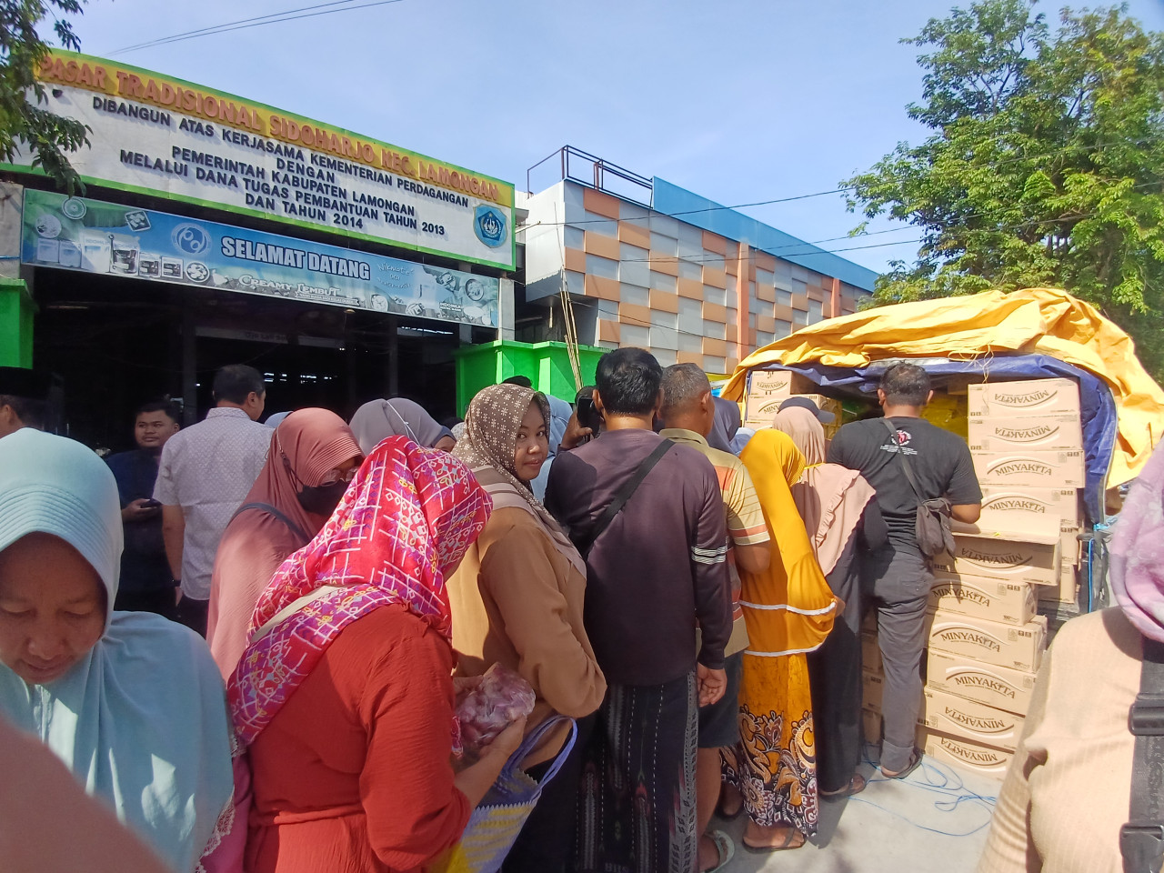 Foto: Operasi Pasar Murah Diskoperindag Lamongan di Pasar Tradisional Sidoharjo. (Adyad Ammy Iffansah/jatimnow.com)