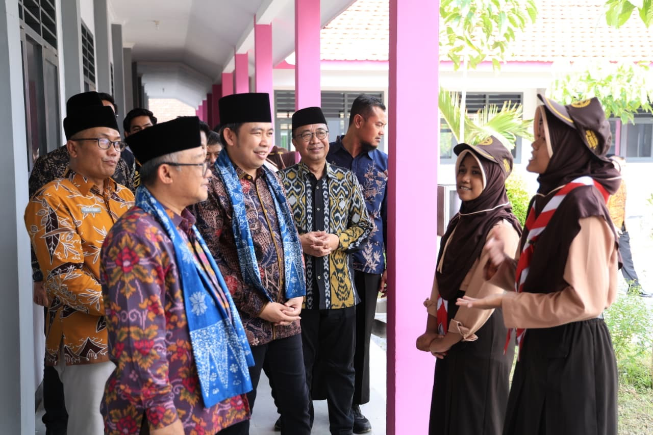 Mendikdasmen saat resmikan perbaikan gedung sekolah program revitalisasi. (Foto: Diskominfo/jatimnow.com)