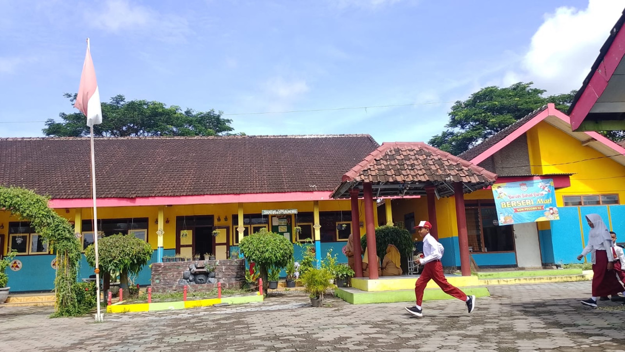 SDN Pecoro 2 Jember disegel pihak yang mengaku ahli waris. (Foto: Rozi/jatimnow.com)