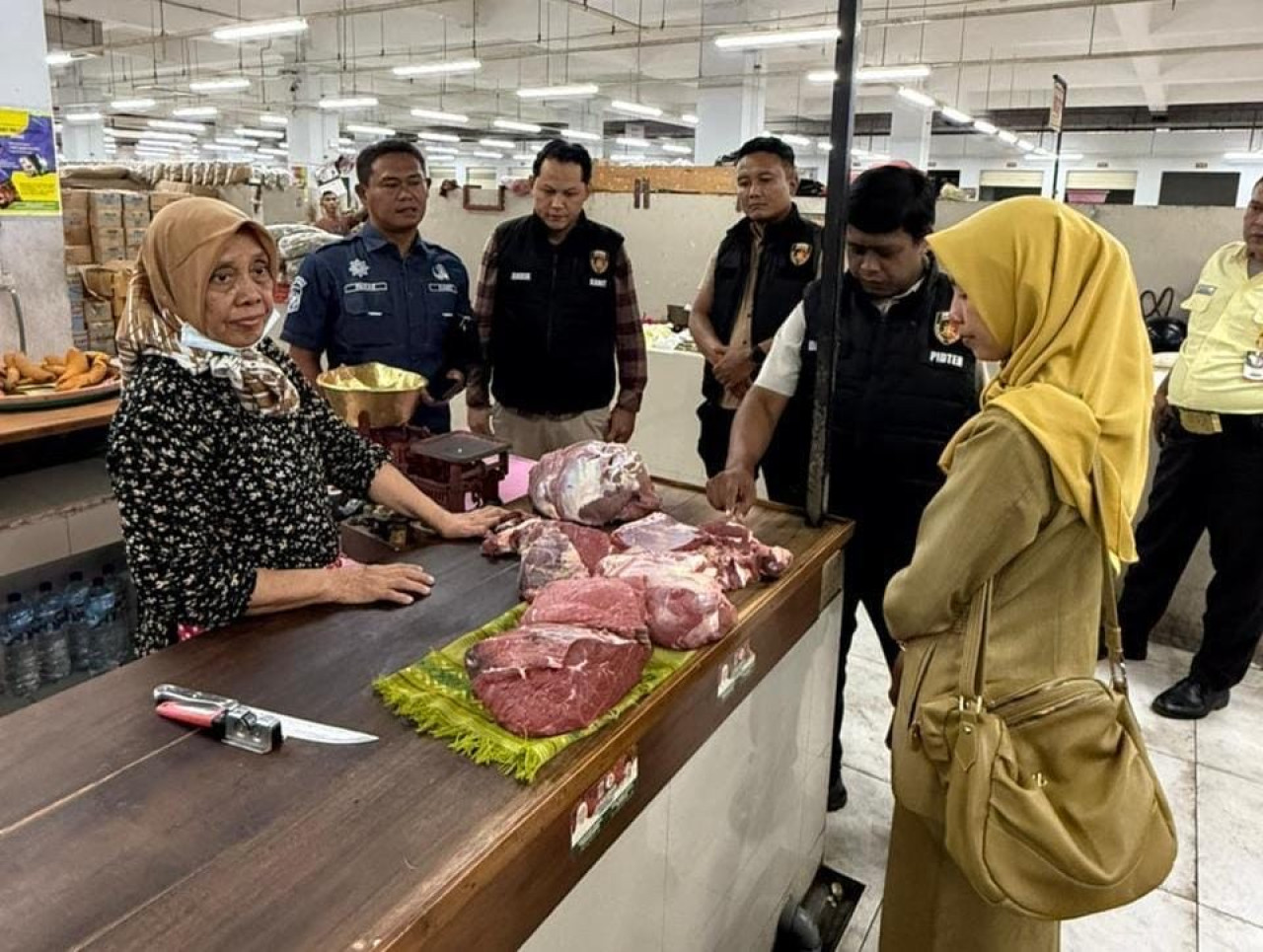 Foto: Satgas Saber Ponorogo memantau harga dan ketersediaan bapokting di Pasar Legi Ponorogo.  (Polres Ponorogo/jatimnow.com)