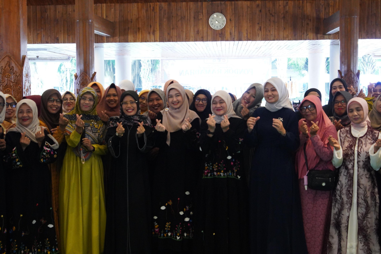 Ketua TP PKK Kabupaten Kediri Eriani Annisa Hanindhito saat membuka rangkaian pondok dan bazar ramadan. (Foto: Pemkab Kediri/jatimnow.com)