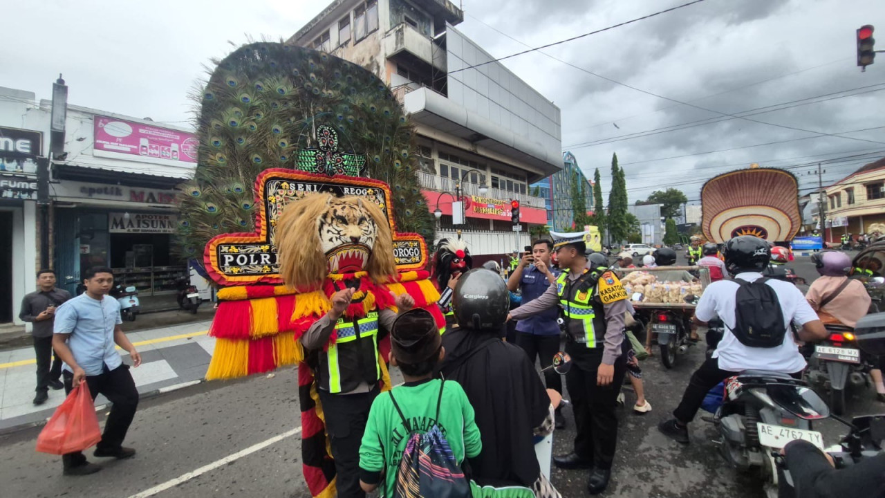 Satlantas Polres Ponorogo Sosialisasikan Keselamatan Lalu Lintas Lewat Seni