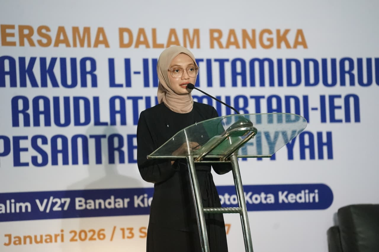Mbak Vinanda saat memberikan sambutan dalam Haflatuttasyakkur Li-Ikhtitamidduruus Madrasah Raudlatul Mubtadi-ien Pondok Pesantren Salafiyyah. (Foto: Pemkot Kediri/jatimnow.com)