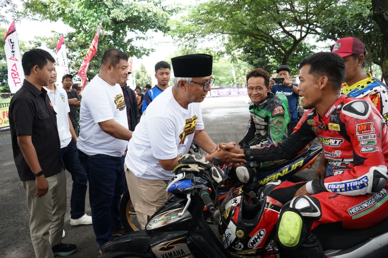 Wakil Wali Kota Kediri, Qowimuddin, saat meninjau sesi latihan bebas dan kualifikasi Final Round MCR 2025 Walikota Cup Kota Kediri. (Foto: Pemkot Kediri/jatimnow.com)