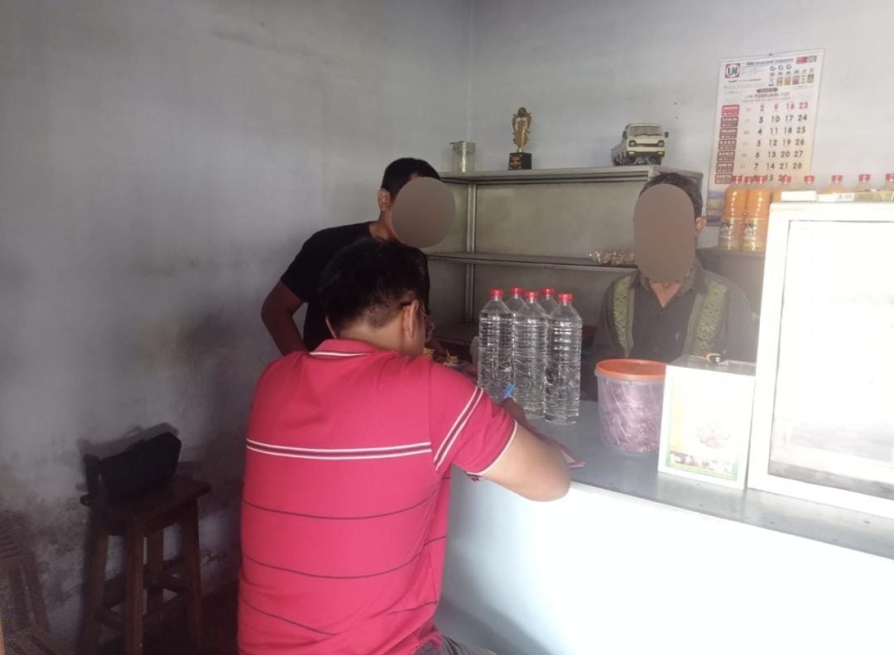 Polsek Pare Amankan Pedagang Miras Ilegal di Sumberbendo