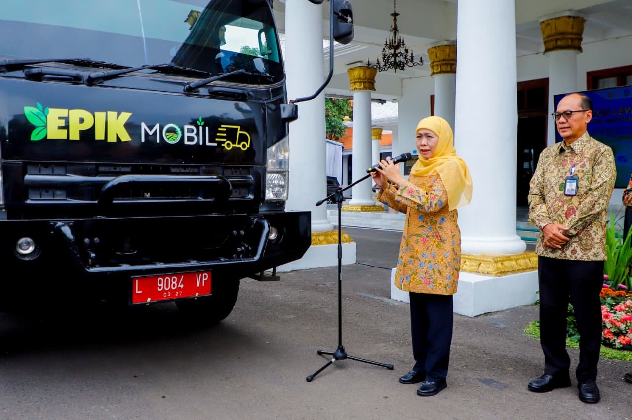 Gubernur Jawa Timur Khofifah Indar Parawansa memberangkatkan truk Program EPIK Mobile dari Gedung Negara Grahadi Surabaya. (Foto: Pemprov Jatim/jatimnow.com)