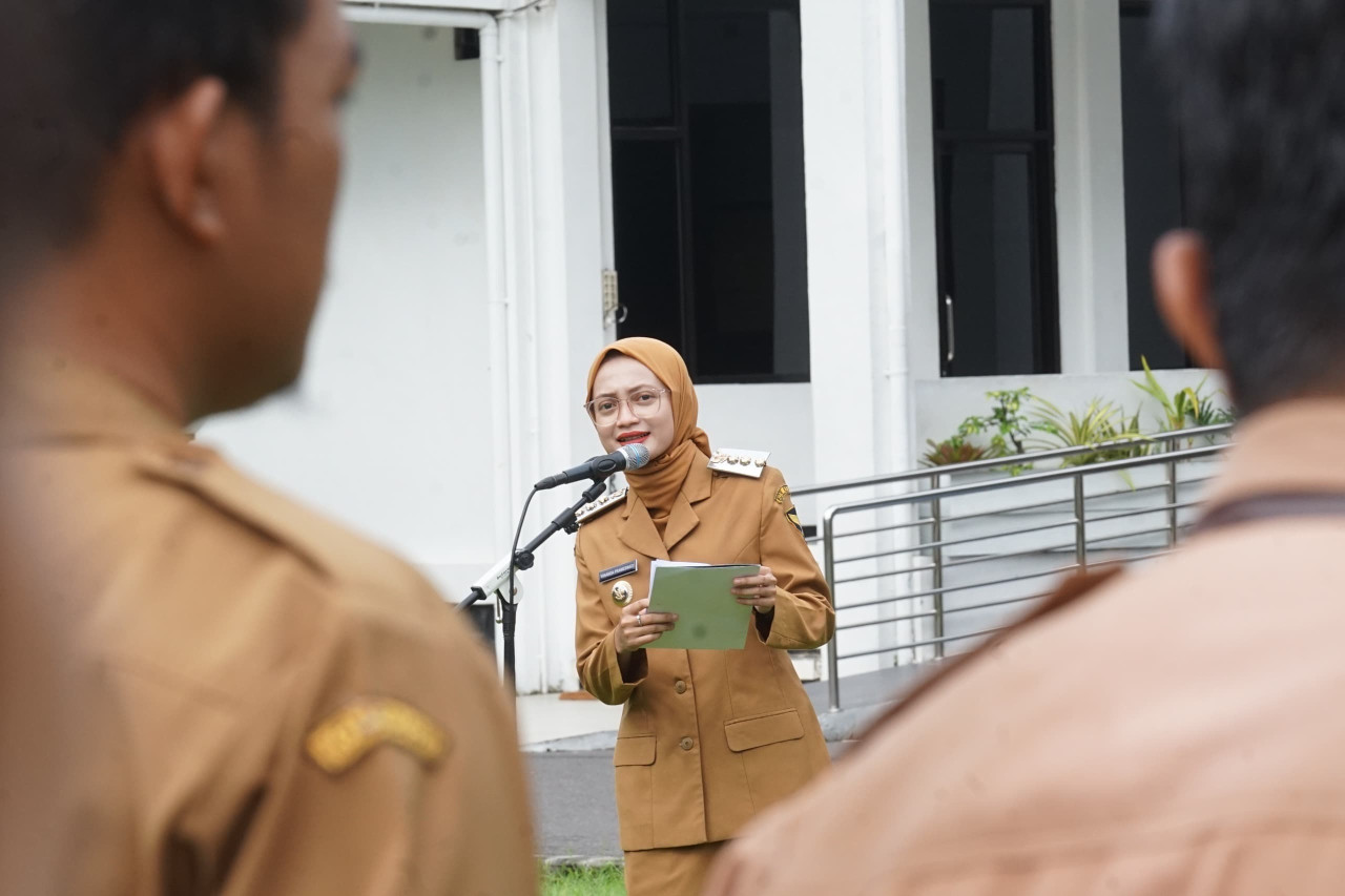 Wali Kota Kediri Vinanda Prameswati saat memimpin apel pagi bersama jajaran Aparatur Sipil Negara (ASN) di lingkungan Pemerintah Kota Kediri. (Foto: Pemkot Kediri/jatimnow.com)