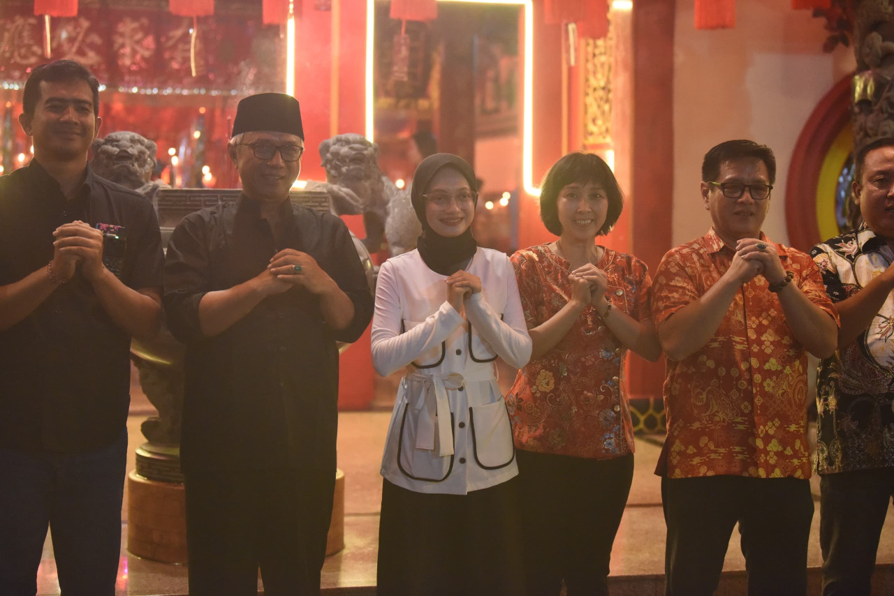 Wali kota dan Wakil Wali Kota Kediri saat menghadiri perayaan Imlek di Kelenteng Tjoe Hwie Kiong. (Foto: Pemkot Kediri/jatimnow.com)