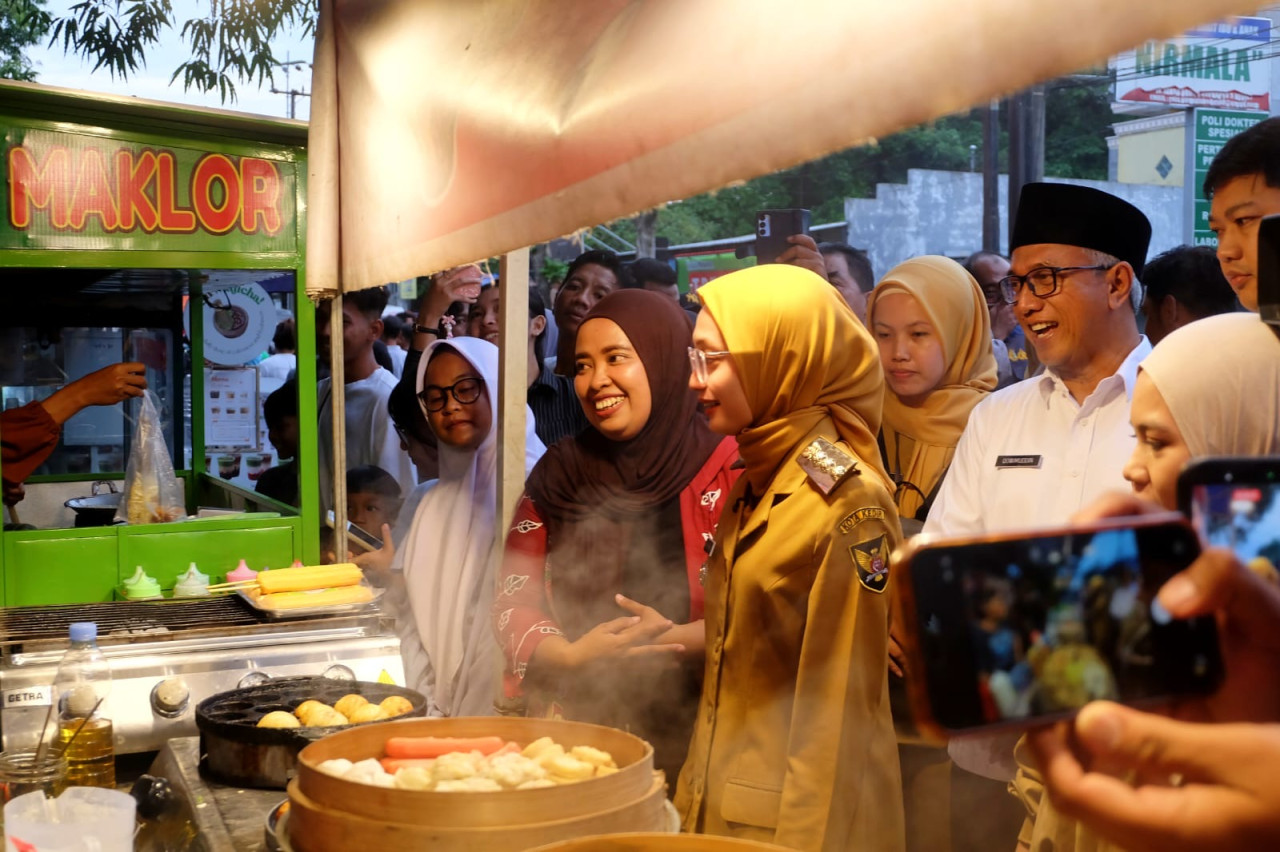 Mbak Vinanda saat keliling ke pedagang takjil di Kota Kediri. (Foto: Tania for jatimnow.com)