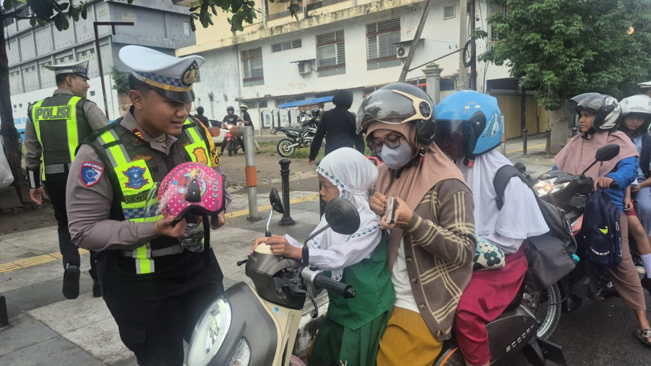 Dikira razia, pelajar dan pengendara di Ponorogo justru mendapat helm hingga cokelat dari polisi dalam Operasi Keselamatan Semeru 2026. (Foto: Ahmad Fauzani/jatimnow.com)