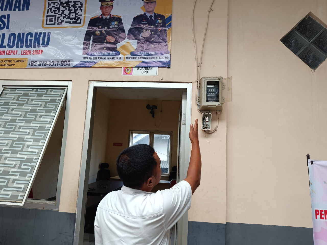 Kondisi Kantor Desa Patemon Jember kehabisan token. (Foto: Atta/jatimnow.com)