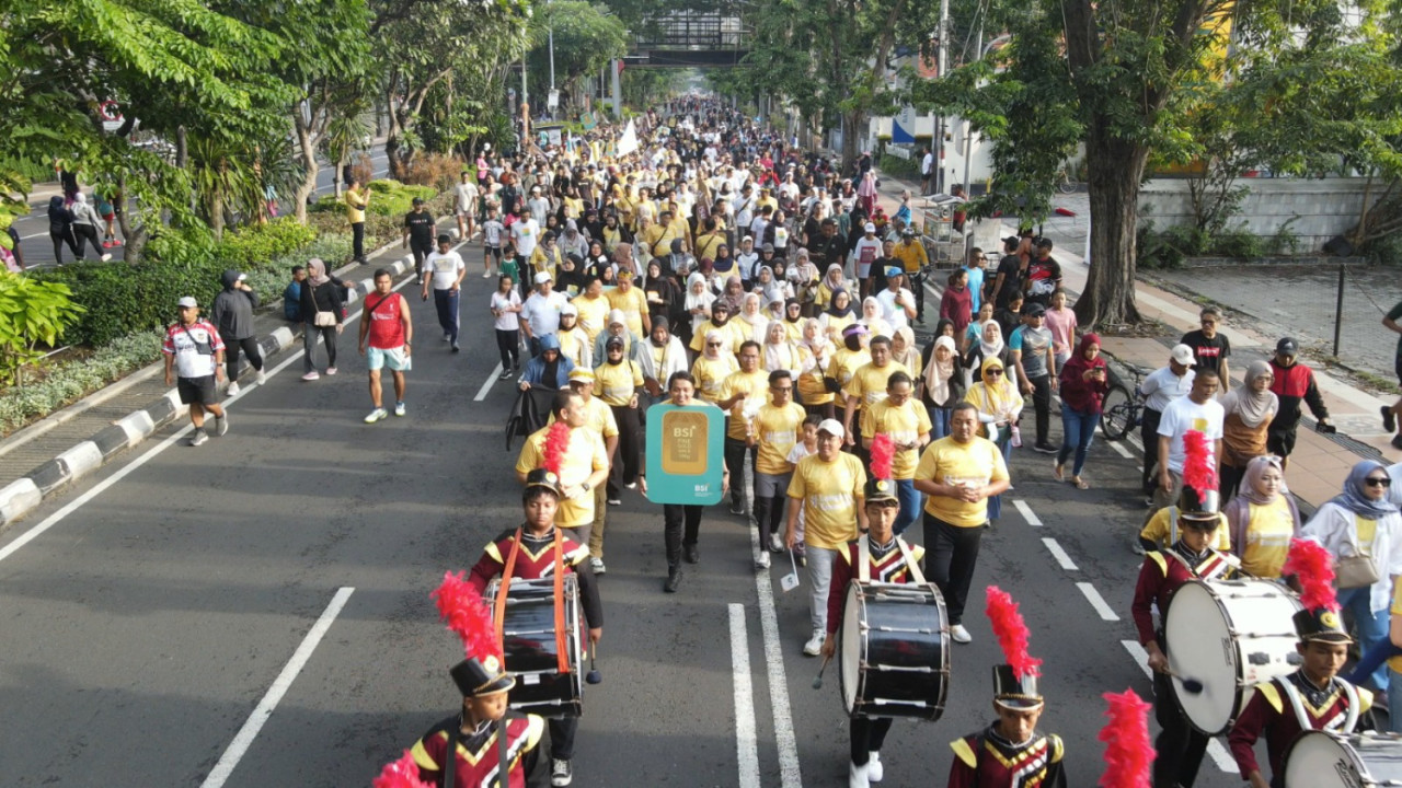 Ribuan masyarakat tampak antusias mengikuti kegiatan lari sehat yang menjadikan kantor BSI KC Surabaya Darmo. (Foto: BSI/jatimnow.com)