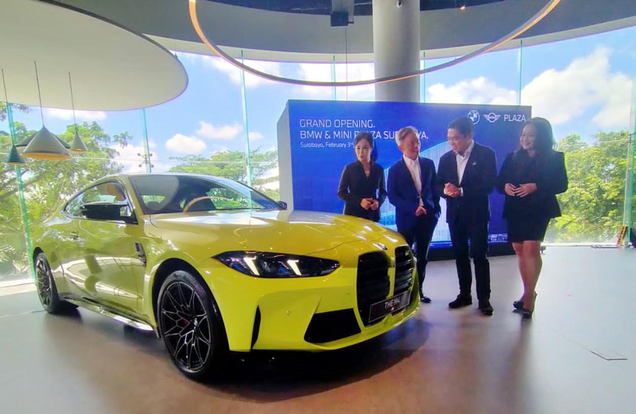 BMW Group Indonesia meresmikan BMW MINI Plaza Arjuna Surabaya dengan investasi Rp220 miliar, menghadirkan konsep Retail.Next dan BMW M4 Competition Coupe. (Foto: Ali Masduki/jatimnow.com)