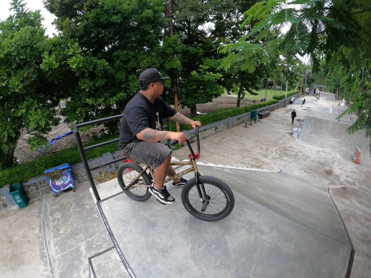 Foto: Warga saat beraktifitas di kawasan Skate dan BMX Park Kalimas Surabaya. (Fathur/jatimnow.com)
