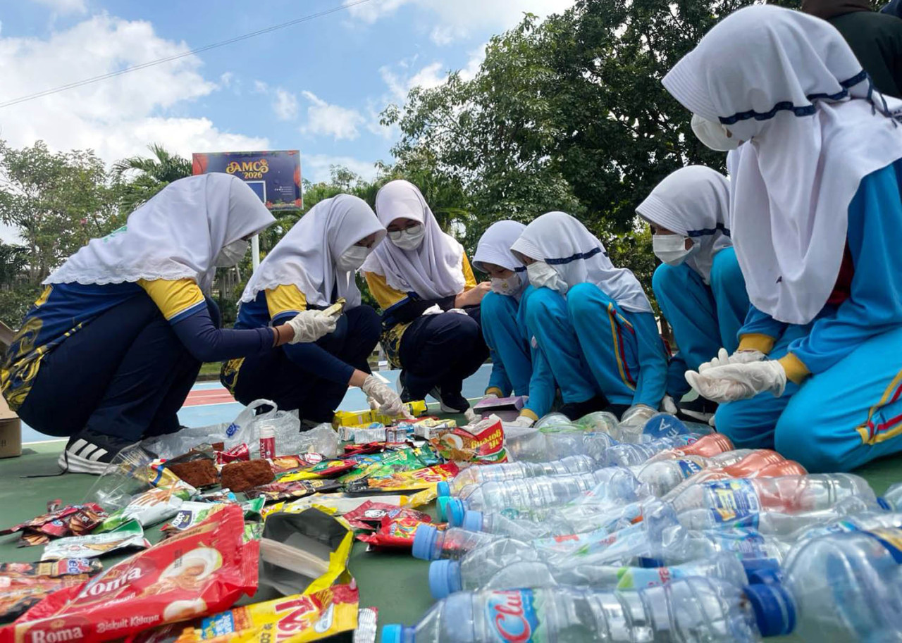 SMA Al-Muslim Sidoarjo dan Ecoton gelar Brand Audit sampah plastik. (Foto: Ecoton/jatimnow.com)
