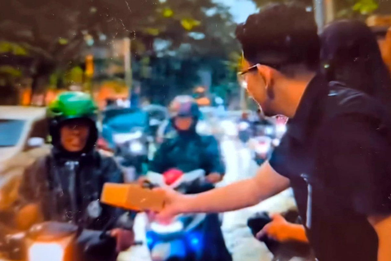 BRI BO HR Muhammad Surabaya menggelar aksi bagi-bagi takjil gratis untuk pengendara dan pejalan kaki sebagai wujud kepedulian sosial di bulan Ramadan. (Foto/jatimnow.com)