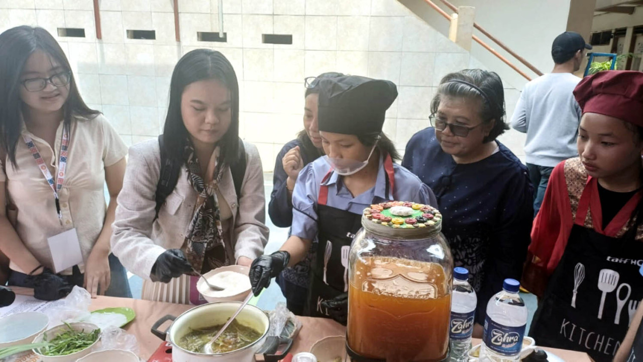 Siswa SMP YPPI 1 Surabaya (tengah) saat mendemonstrasikan cara pembuatan minuman tradisional sinom kepada para peserta CommTECH Camp 2026. (Foto: Humas ITS/jatimnow.com)