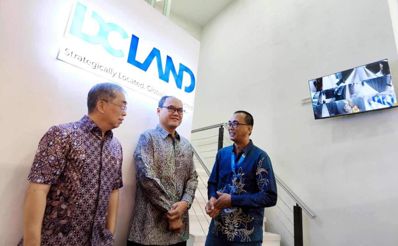 Direktur PT Intiland Development Tbk Simon J. Wirawan, Managing Director DC Land Perry Yoranouw, dan VP Regional Jawa Timur ION Network Harjoni di lobby DC Land, Intiland Tower Surabaya, Jumat (6/2). (Foto: Intiland/jatimnow.com)
