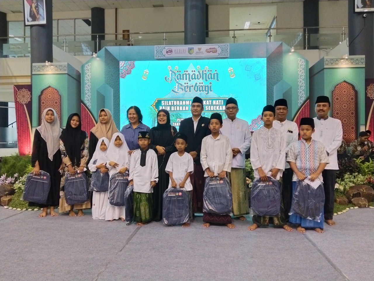 Mbak Dewi bersama anak yatim dalam Ramadan Berbagi. (Foto: Pemkab Kediri/jatimnow.com)