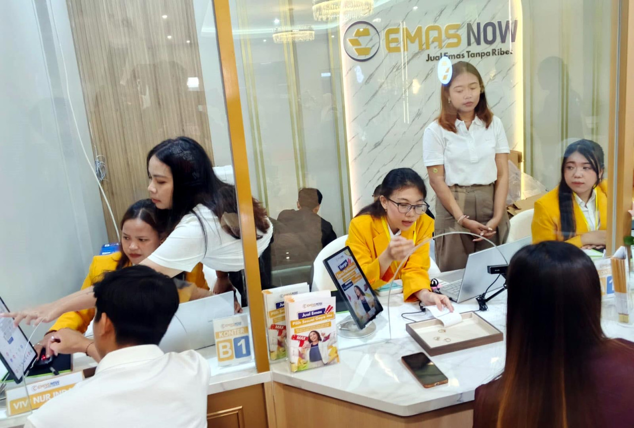 Petugas melayani pelanggan di gerai EMAS NOW Surabaya, Rabu (18/2/2026). (Foto: Ali Masduki/jatimnow.com)