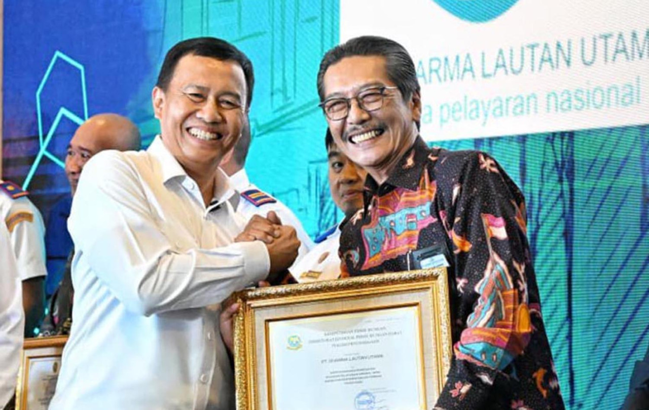 Direktur Utama PT DLU, Erwin H Poedjono, menerima penghargaan dari Dirjen Darat yang mewakili Menteri Perhubungan RI. (Foto: DLU for JatimNow.com)