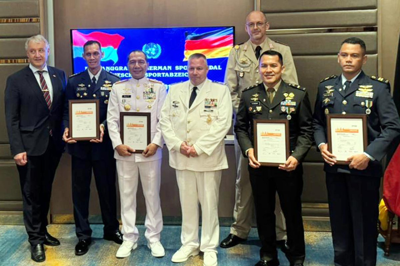 Pangkoarmada II Laksda TNI I G. P. Alit Jaya baru saja menerima anugerah German Sport Medal (Deutsches Sportabzeichen). (Foto/Dispen Koarmada II)