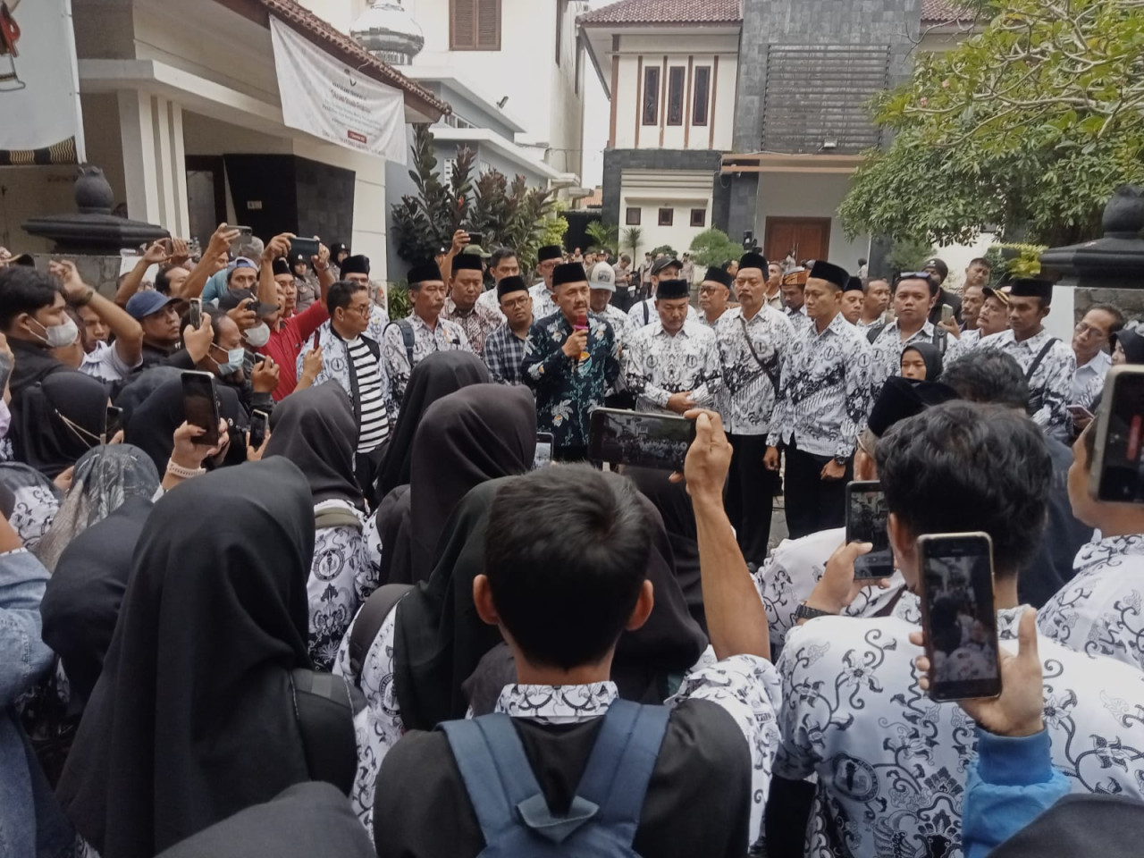 Foto: Guru PPPK Paruh Waktu di Tulungagung saat mendatangi DPRD. (Bramanta/jatimnow.com)