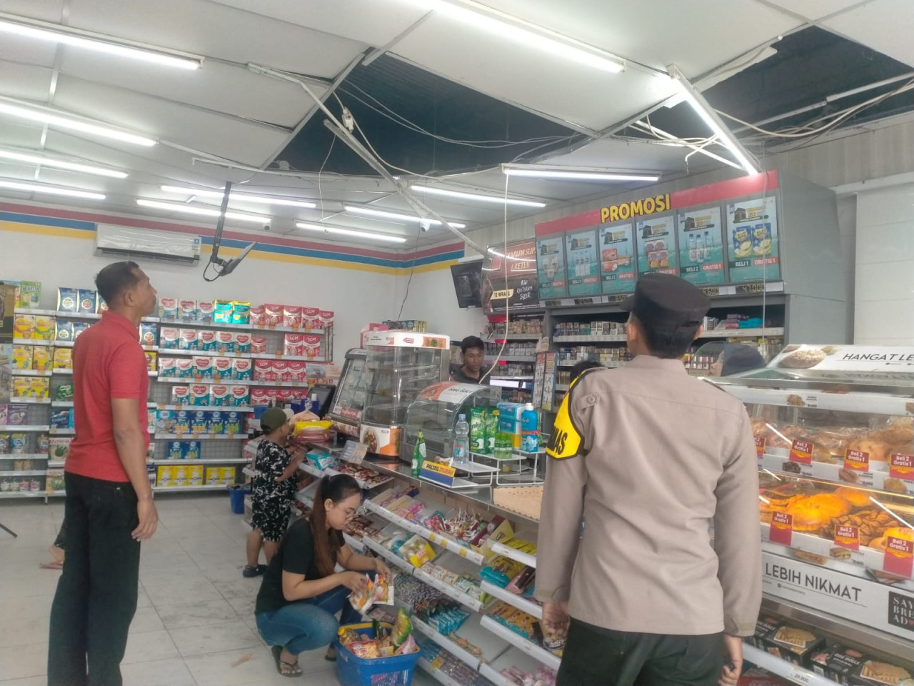 Foto: Polisi saat mendatangi lokasi minimarket di Tulungagung yang dibobol maling. (Polsek Karangrejo/jatimnow.com)