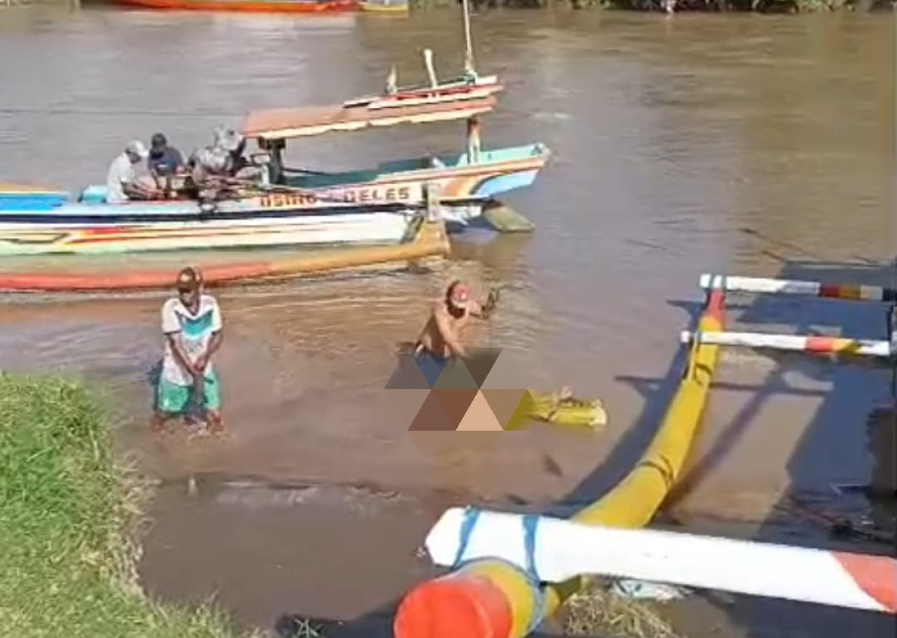 Foto: Kondisi ASN Kecamatan Panti ditemukan di muara sungai Pantai Pancer (Sugianto/jatimnow.com)