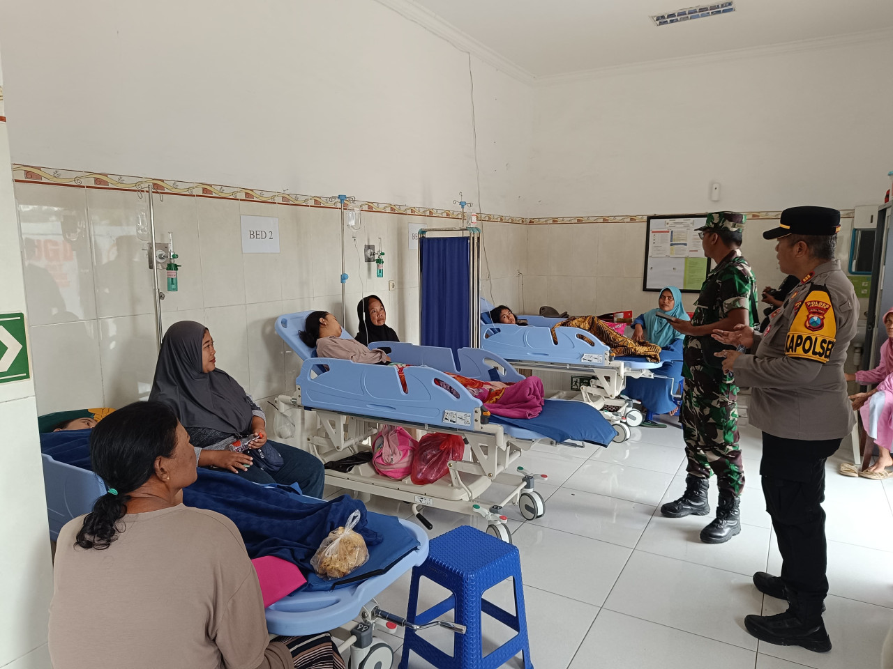 Foto: Siswa dirawat di Puskesmas Umbulsari (Atta/jatimnow.com)