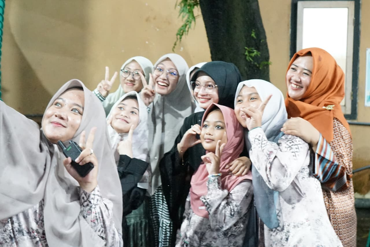 Foto: Wali Kota Kediri, Vinanda Prameswati saat hadir dalam haflah akhirussanah. (Prokopim/jatimnow.com)