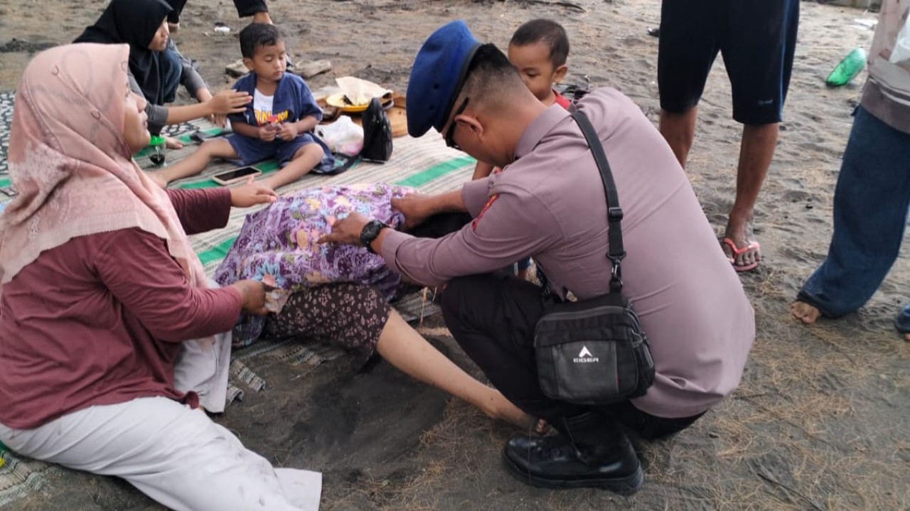 Foto: Wisatawan yang berhasil di selamatkan di Pantai Sine Tulungagung. (BPBD/jatimnow.com)