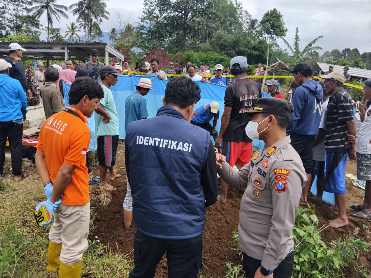 Proses autopsi jenazah J di pemakaman dusun setempat. (Foto: Satreskrim Polres Malang/jatimnow.com)