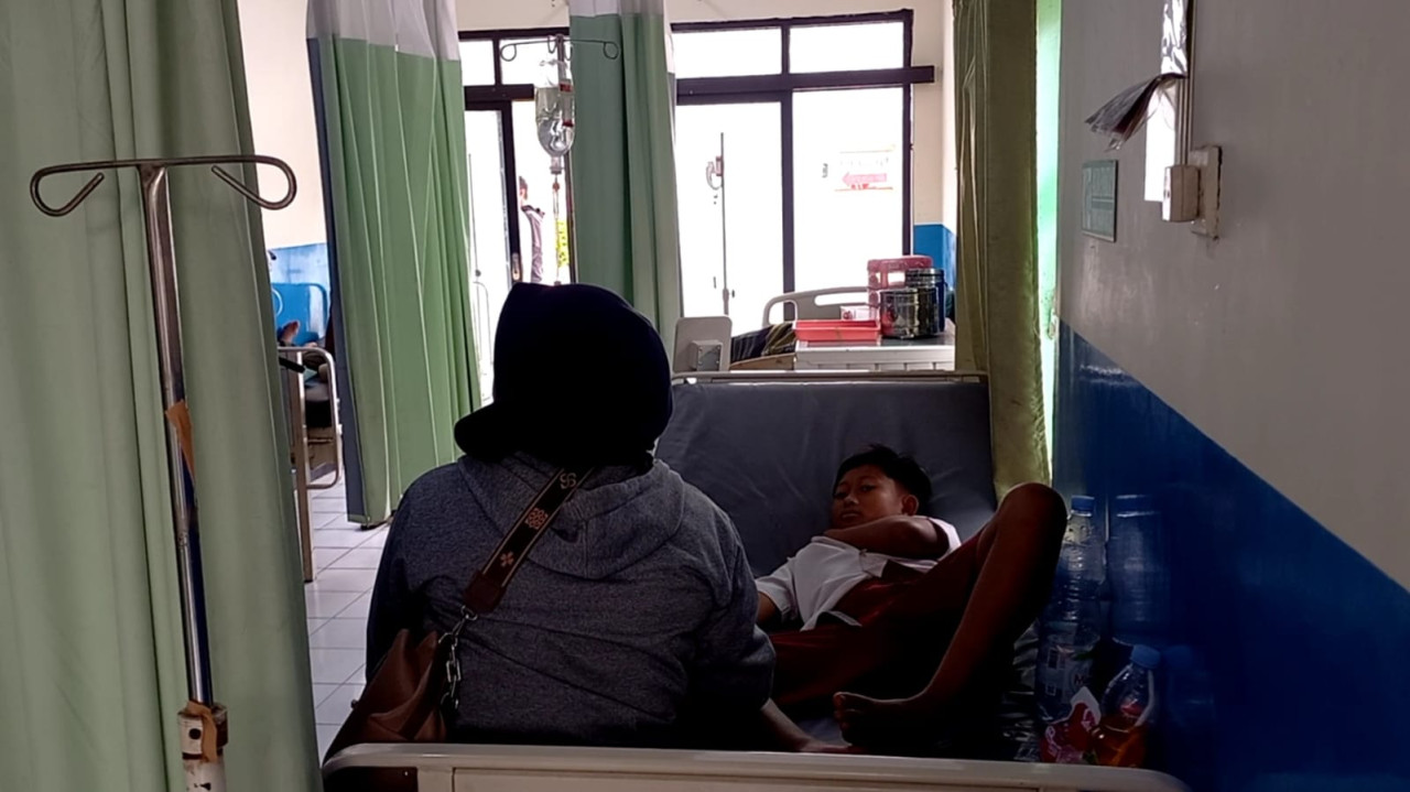 Foto: Siswa saat menjalani perawatan di Puskesmas. (Bramanta/jatimnow.com)