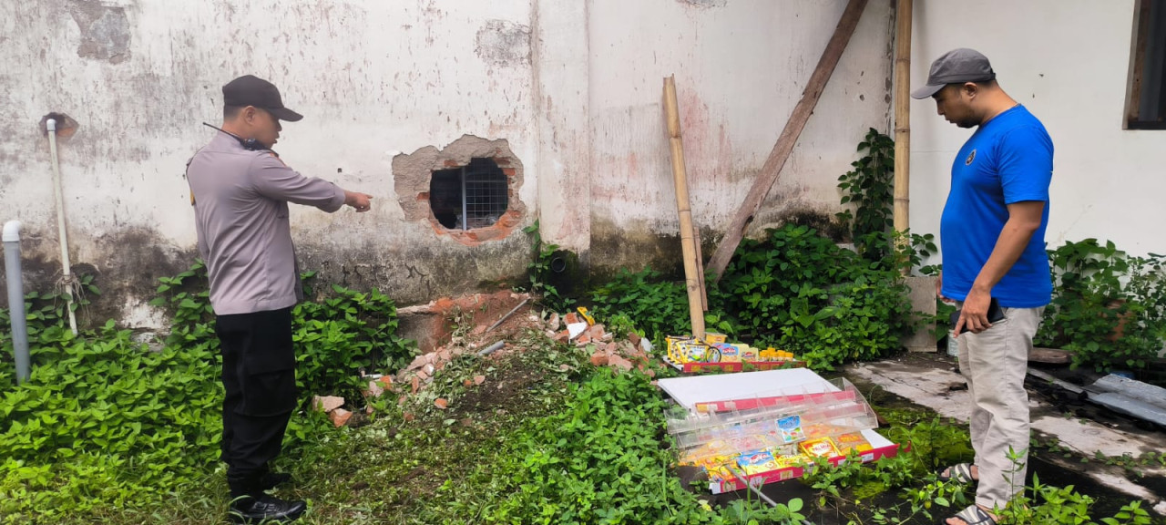 Foto: Lubang di dinding minimarket yang menjadi jalur pelaku. (Polres Tulungagung/jatimnow.com)