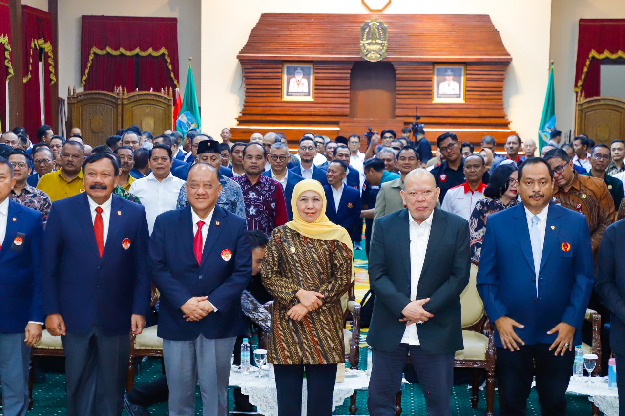Sesi foto bersama usai pelantikan KONI Jatim (foto: Humas Pemprov Jatim for jatimnow.com)