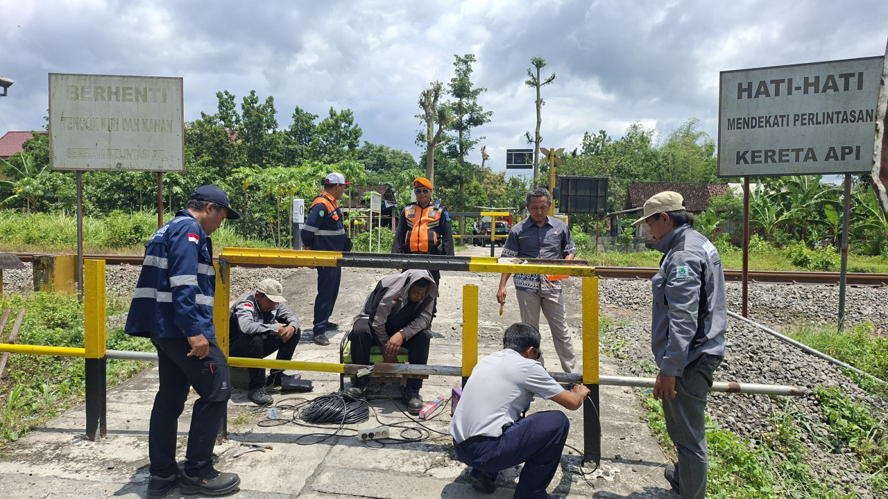 Foto: Penutupan perlintasan sebidang tanpa palang pintu yang dilakukan Daop 7 Madiun. (Daop 7/jatimnow.com)