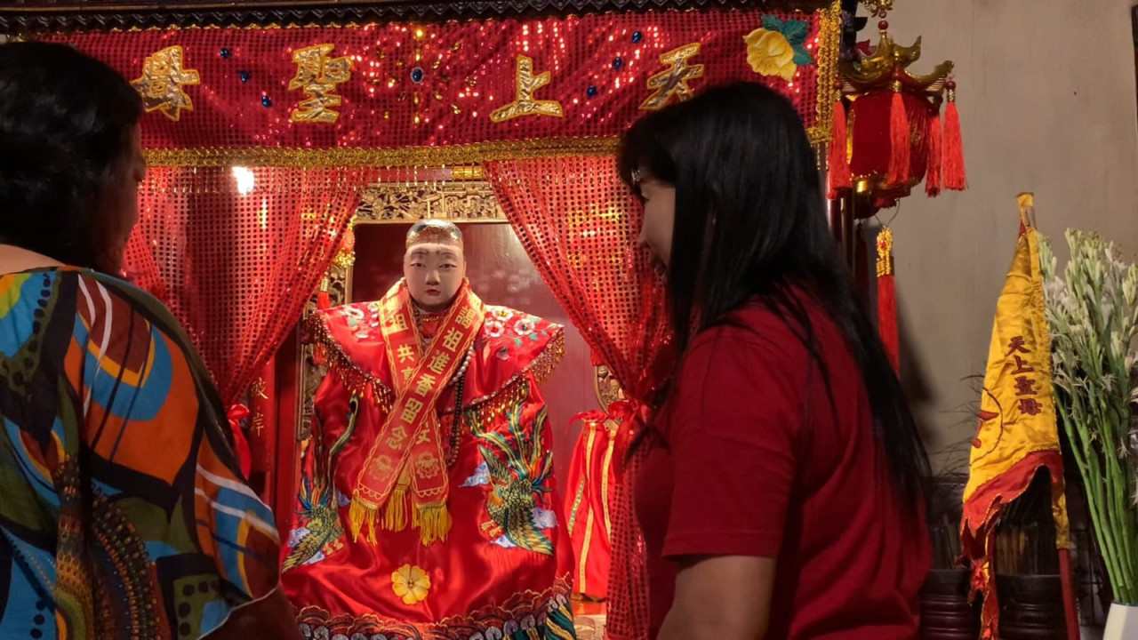 Sambut Imlek, Baju Dewa di Klenteng Tjoe Tik Kiong Tulungagung Diganti