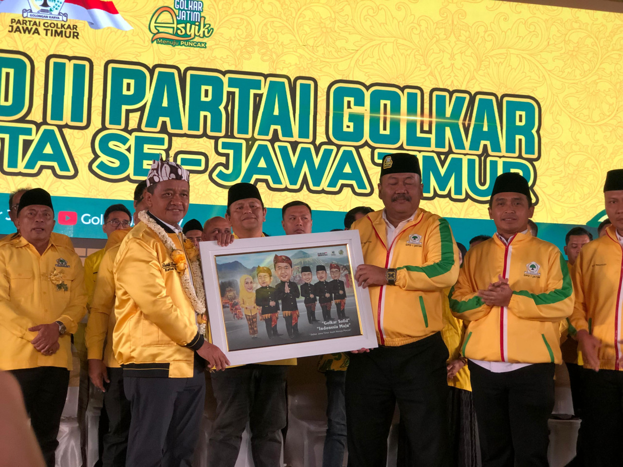 Ali Mufti (kanan( saat menyerahkan cindera mata pada Bahlil dalam acara pelantikan serentak pengurus DPD Golkar se-Jatim (foto: Fatkhur Rizki/jatimnow.com)