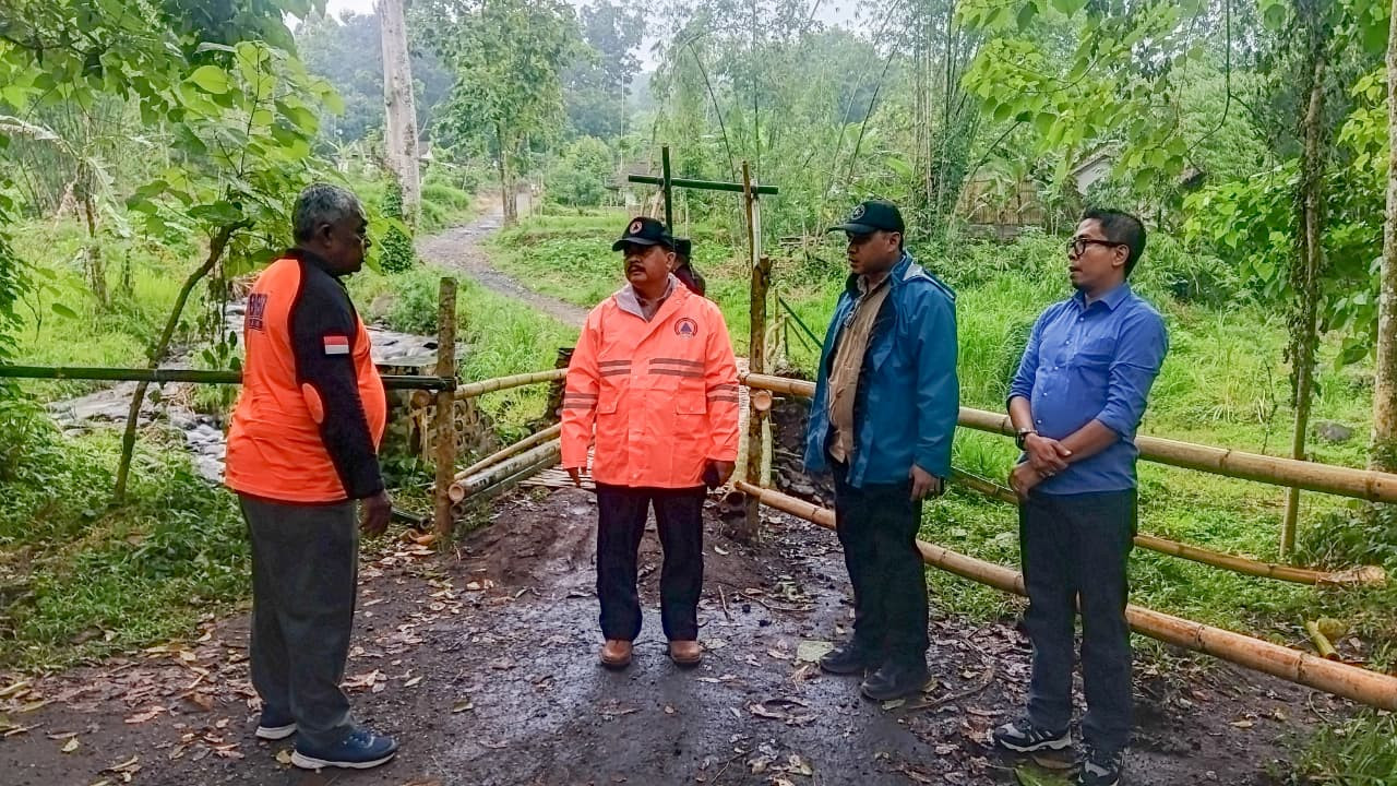 Foto: Satgas Infrastruktur dan tata ruang meninjau kerusakan dampak banjir (Diskominfo/jatimnow.com)