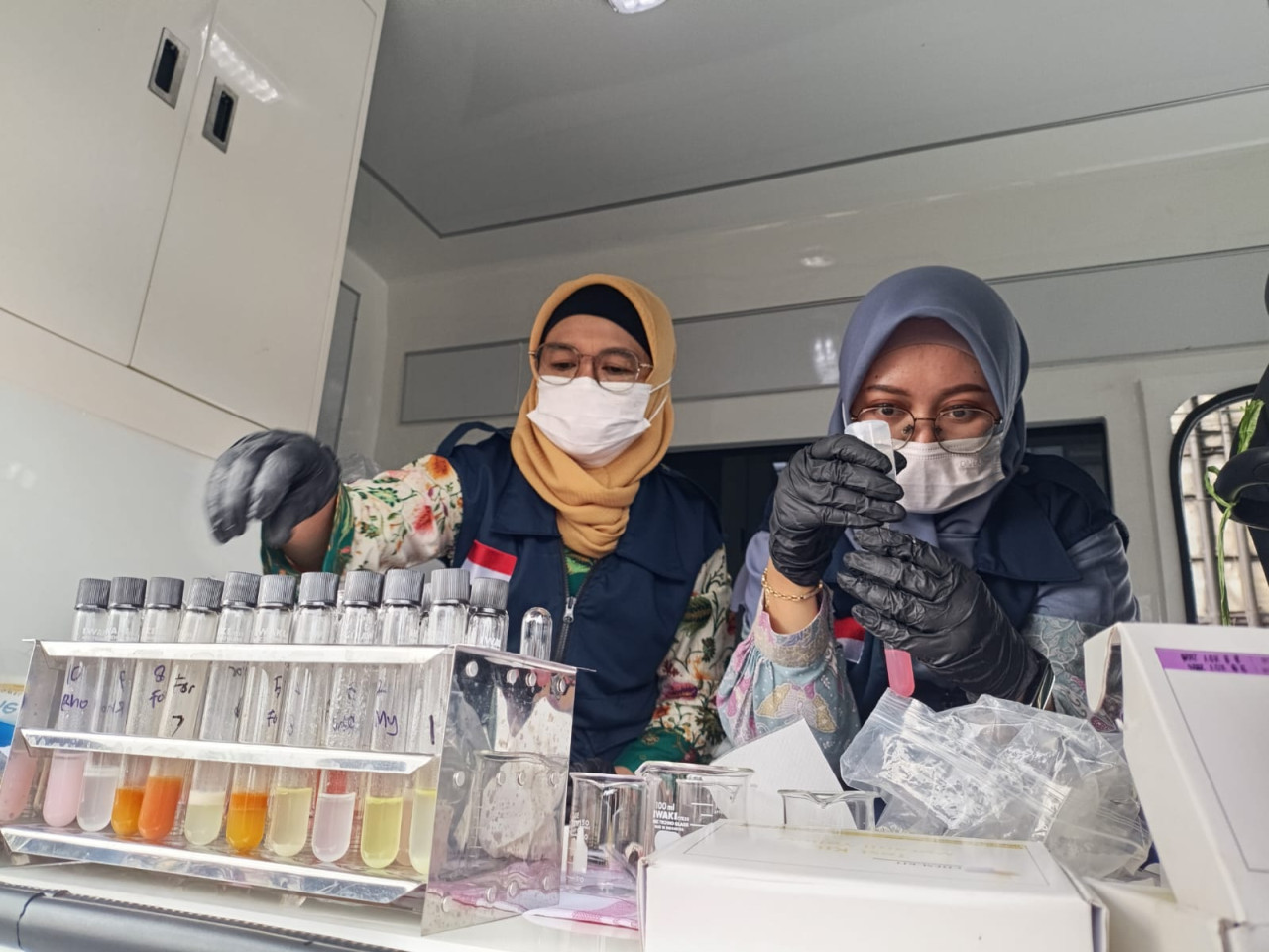 Foto: Petugas saat memeriksa sampel takjil di Tulungagung. (Bramanta/jatimnow.com)