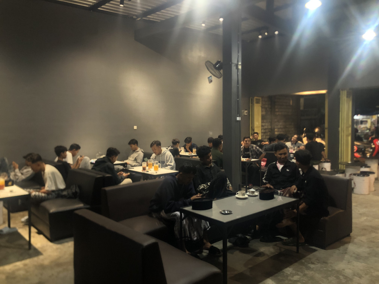 Foto: Usaha warung kopi yang dikelola Gen Z di Lamongan. (Fatkur/jatimnow.com)