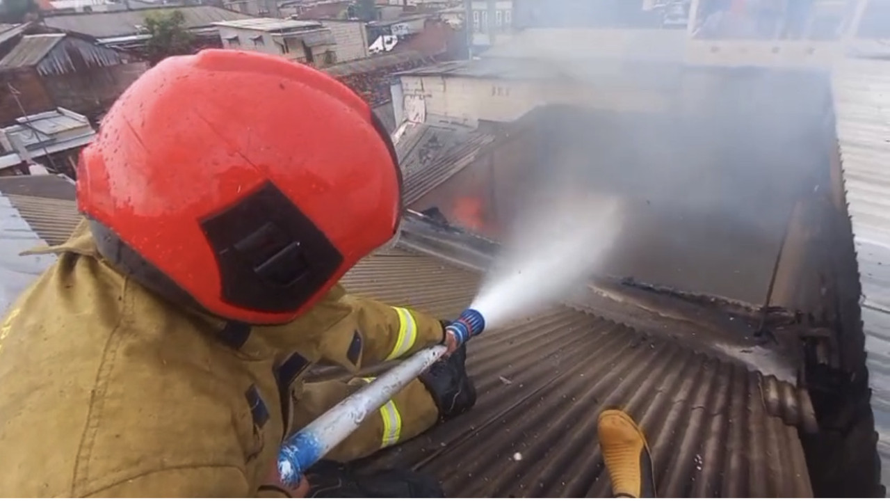 Proses pemadaman api yang membakar rumah di Surabaya. (Foto: