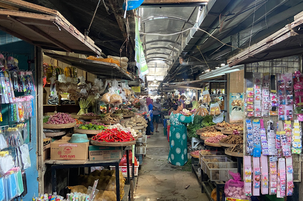 Suasana pedagang yang tersisa di dalam Pasar Pamenang Pare. (Foto: Yanuar Dedy/jatimnow.com)