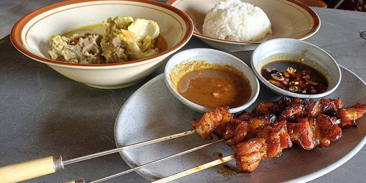 Sate klatak khas Jogja di Sambeng Lamongan. (Foto: Adyad Ammy Iffansah/jatimnow.com)